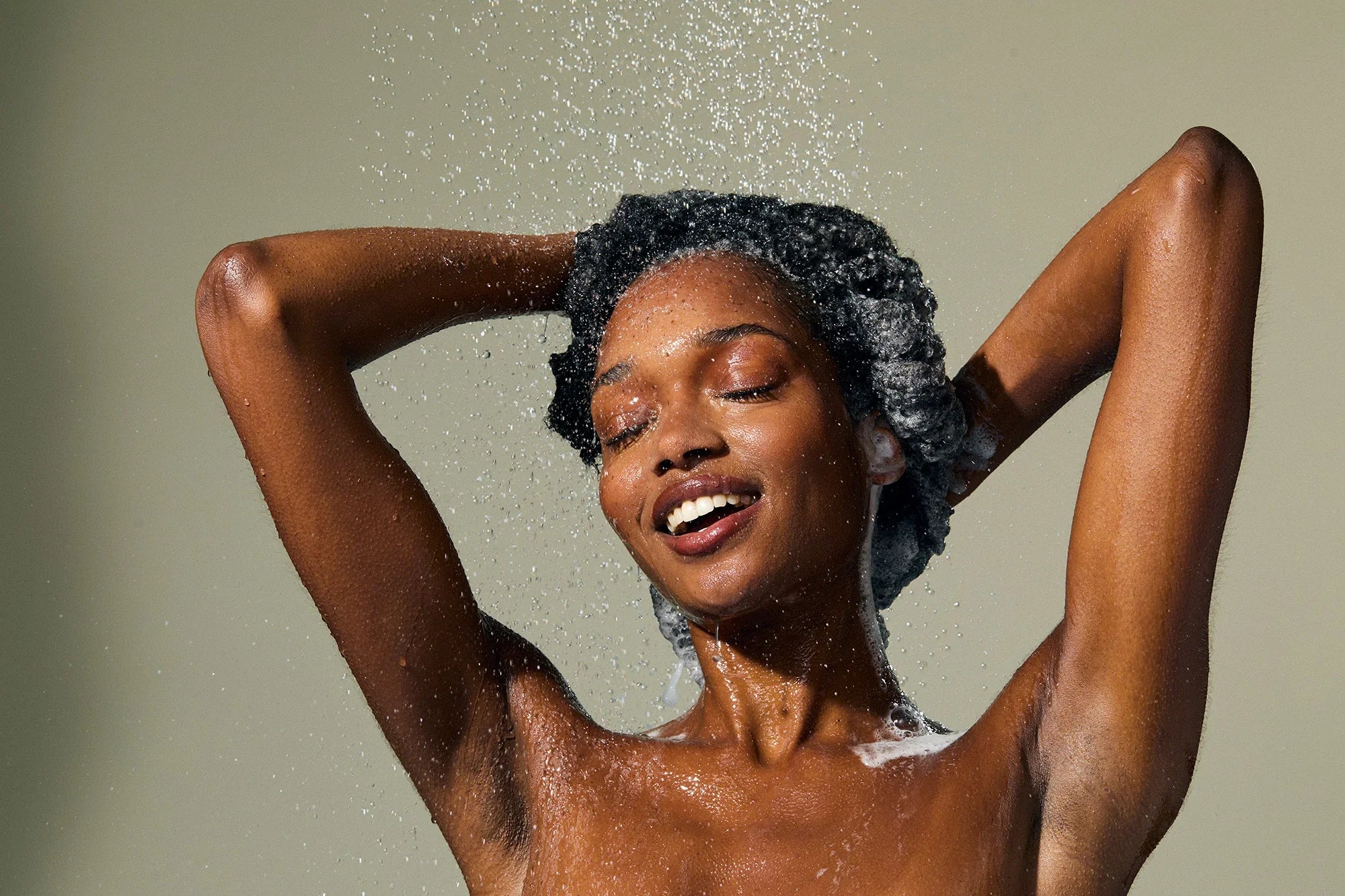 Water & Curly Hair: The Essential Guide for Curls